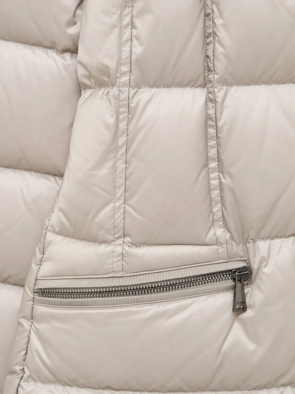Moncler Gewatteerde jas met afwerking van bont Beige