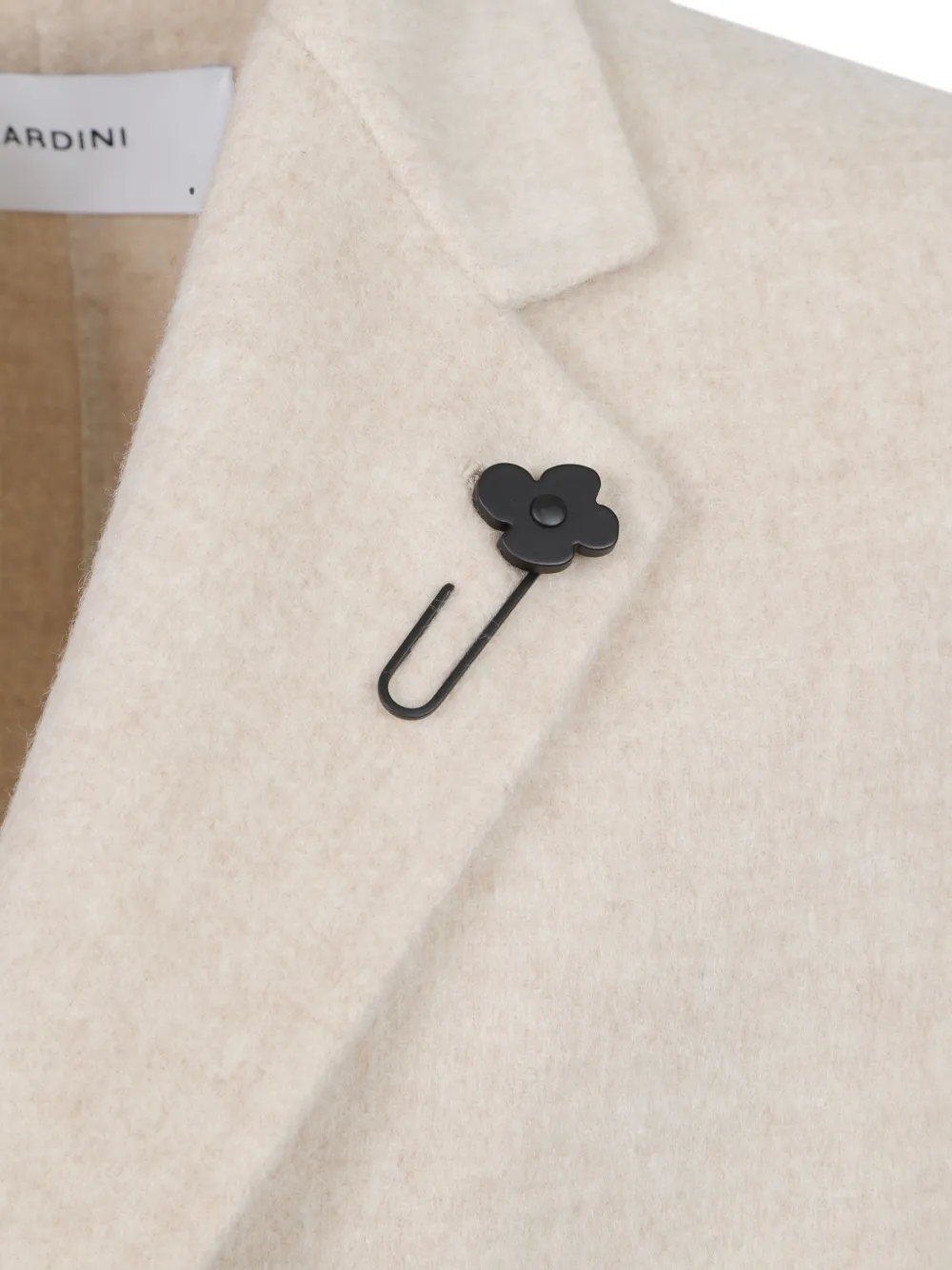 Lardini Jas met enkele rij knopen en bloemspeld Beige