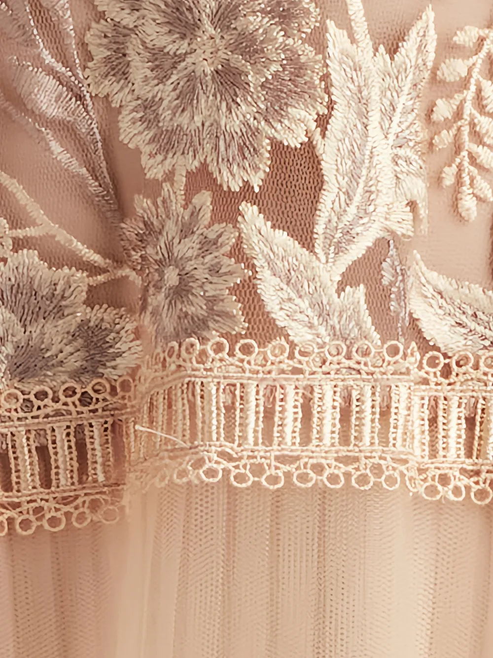Tadashi Shoji Tamsin gelaagde midi-jurk met geborduurde bloemen Beige