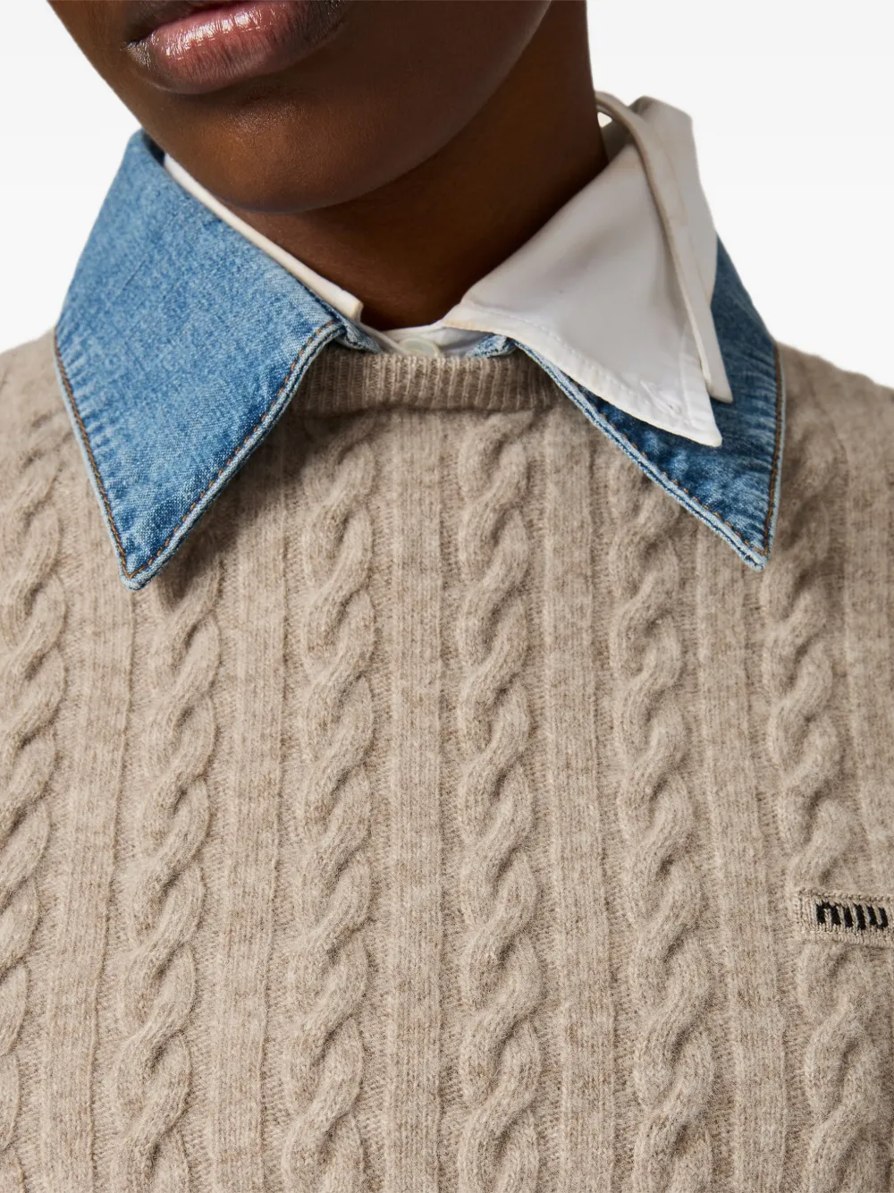 Miu Kabelgebreide trui met denim kraag Beige