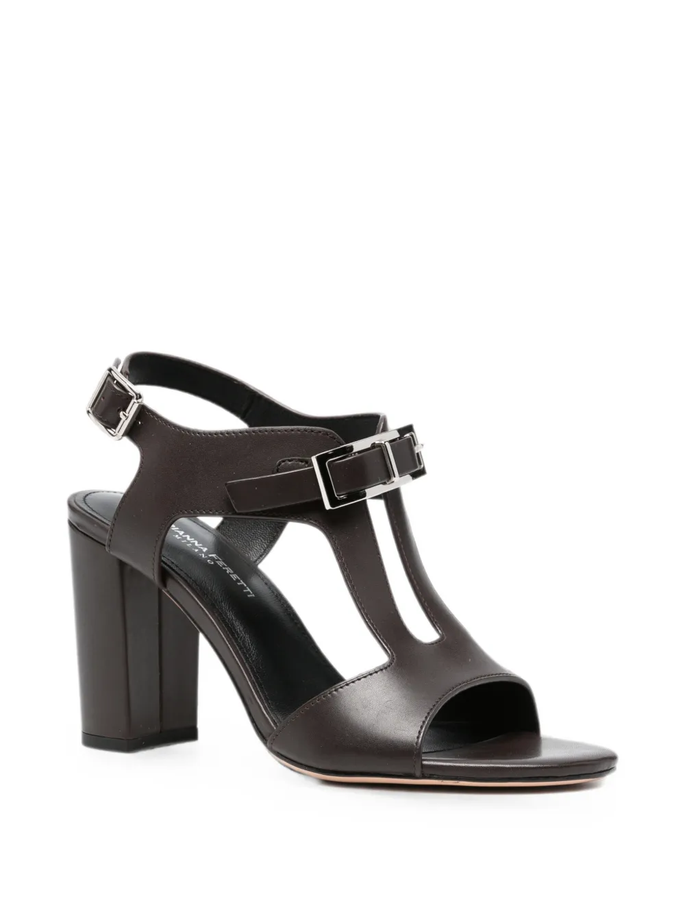 ADRIANNA FERETTI Sandalen met T-bandje en gespdetail Bruin