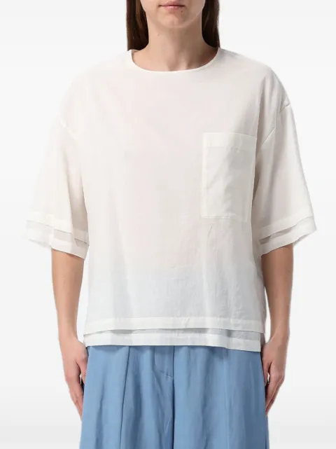 Tela blusa con hombros caídos y bolsillo en el pecho