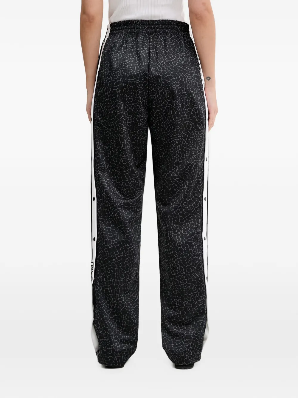 adidas AOP Adi-Break trainingsbroek met luipaard-print en zijstreep Zwart