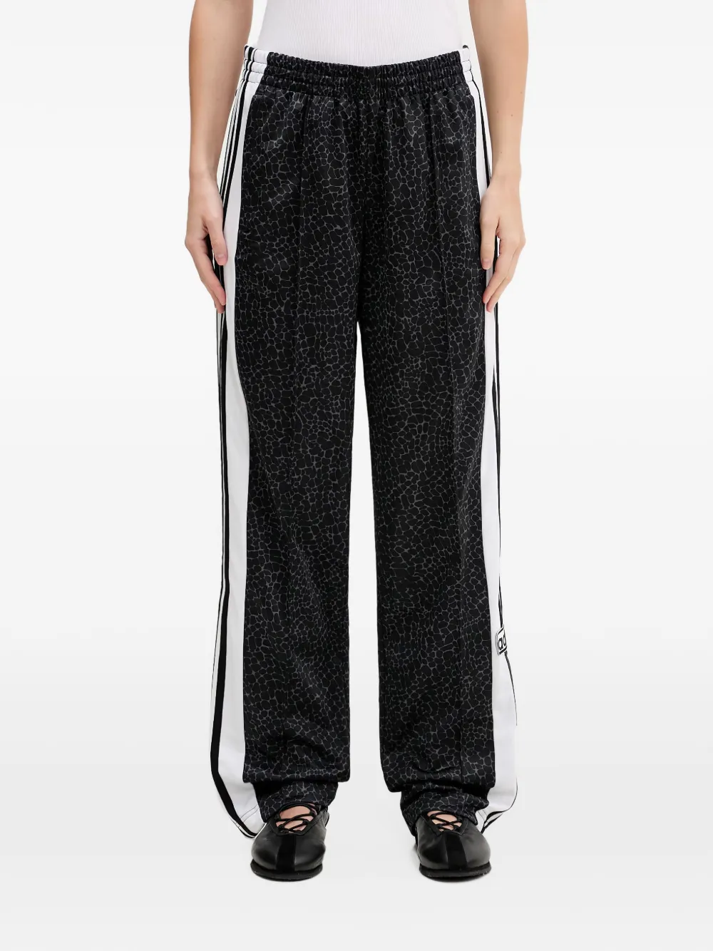 adidas AOP Adi-Break trainingsbroek met luipaard-print en zijstreep Zwart