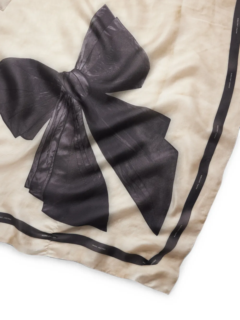 Marc Jacobs Zijden sjaal met strikprint Beige