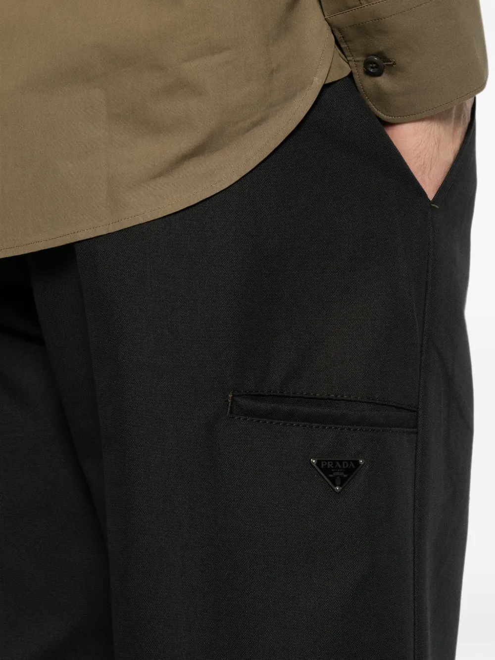 Prada Broek met persvouwen en logo-plakkaat Zwart