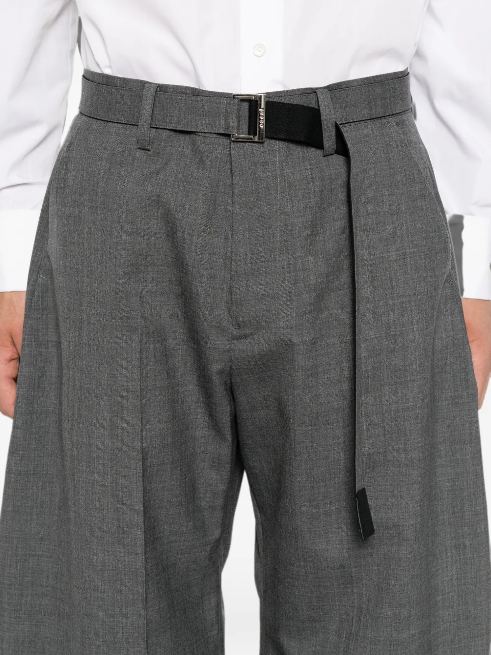 sacai belted wide-leg trousers Grijs