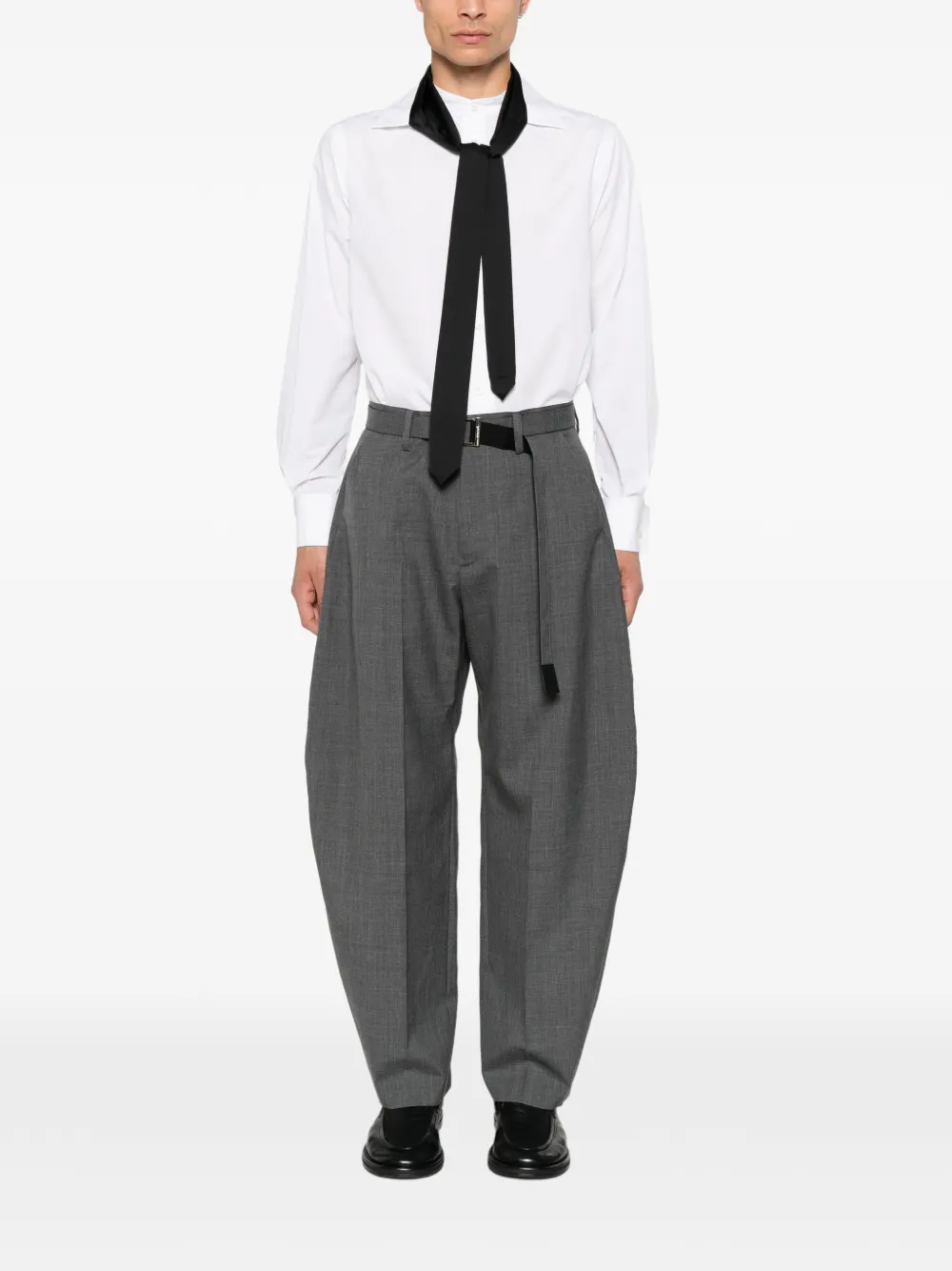 sacai belted wide-leg trousers Grijs