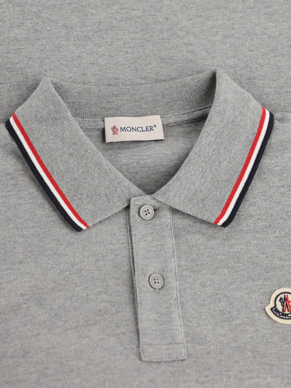 Moncler Enfant Poloshirt met logopatch en gestreepte afwerking Grijs
