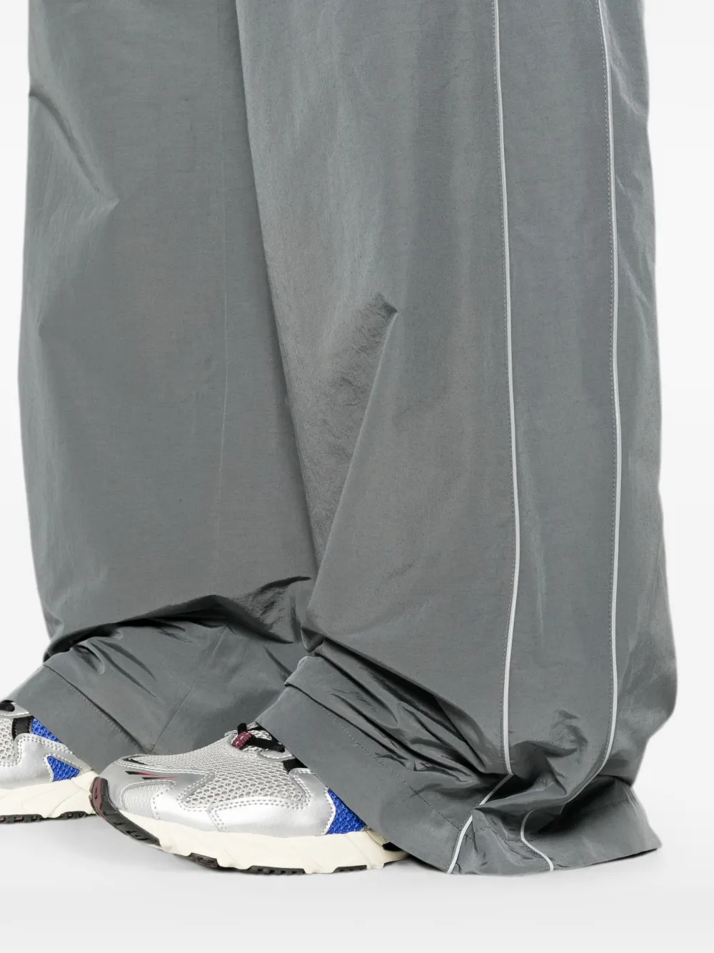 Balenciaga Trainingsbroek met wijde pijpen en biesdetails Grijs