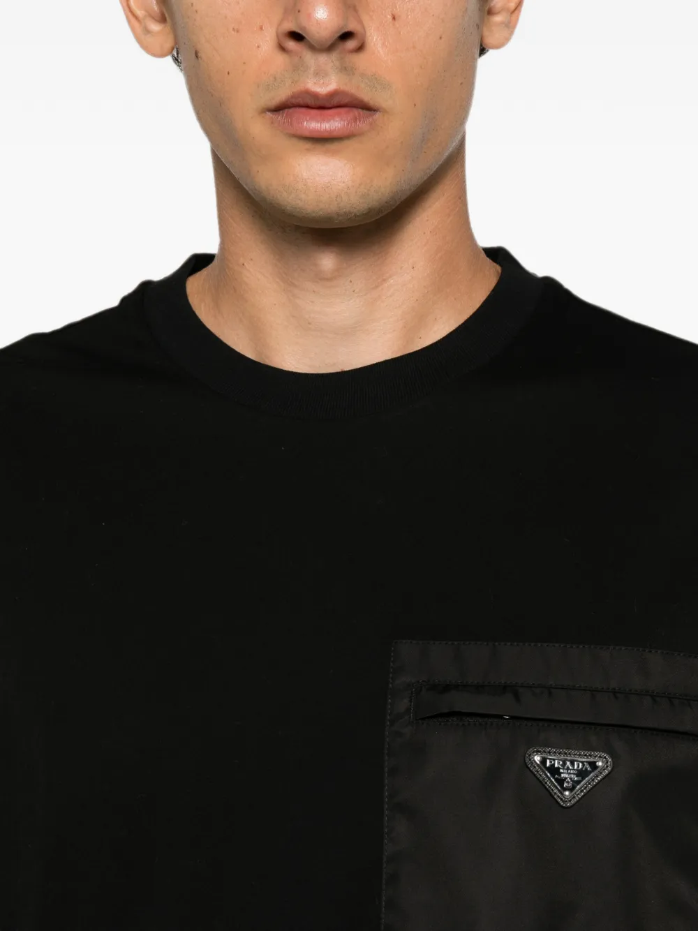 Prada T-shirt met logoplakkaat en opgestikte zak Zwart