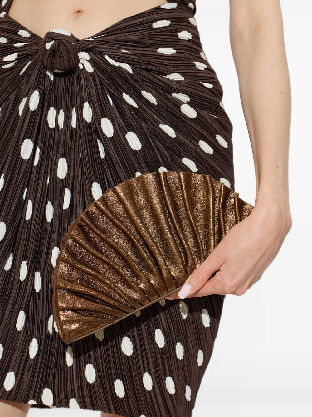 Cult Gaia Nala clutch met plooien Bruin