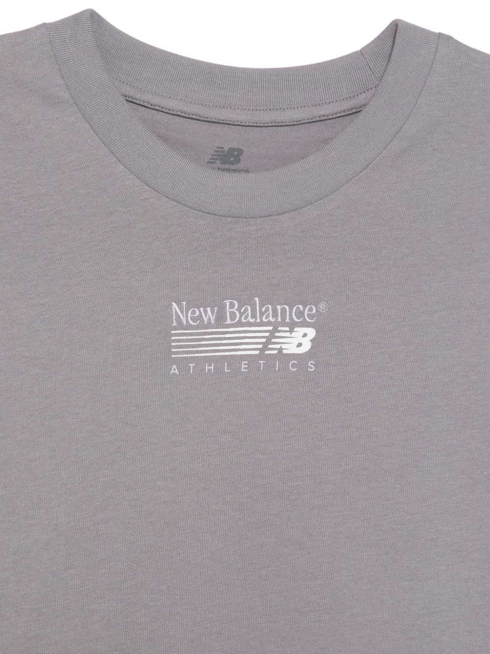 New Balance Trackside cropped T-shirt met geborduurd logo Grijs