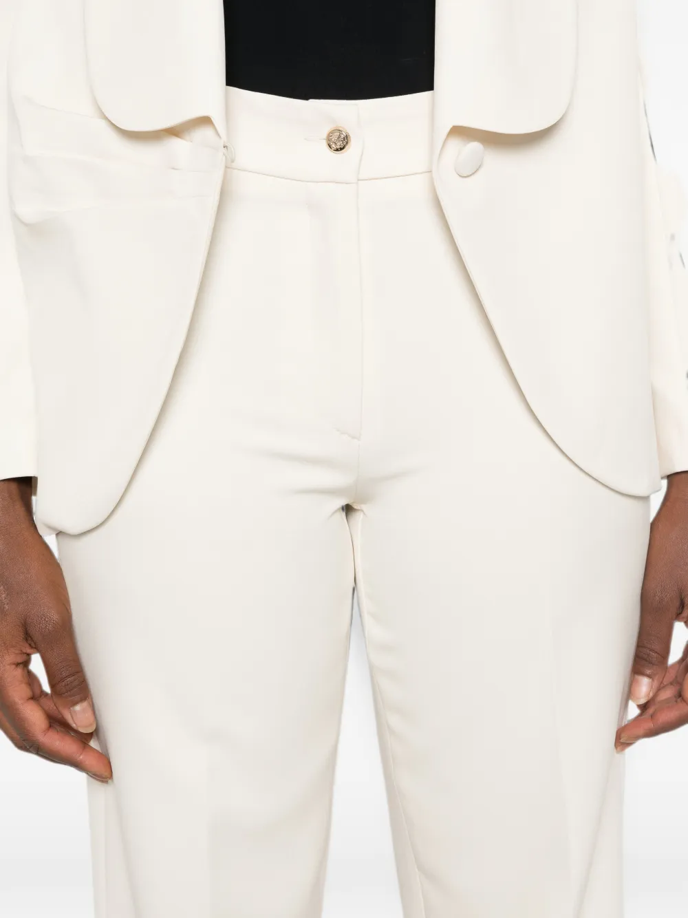 Je Suis le Fleur Pak met enkele rij knopen en gedrapeerde details en sjaalrevers Beige