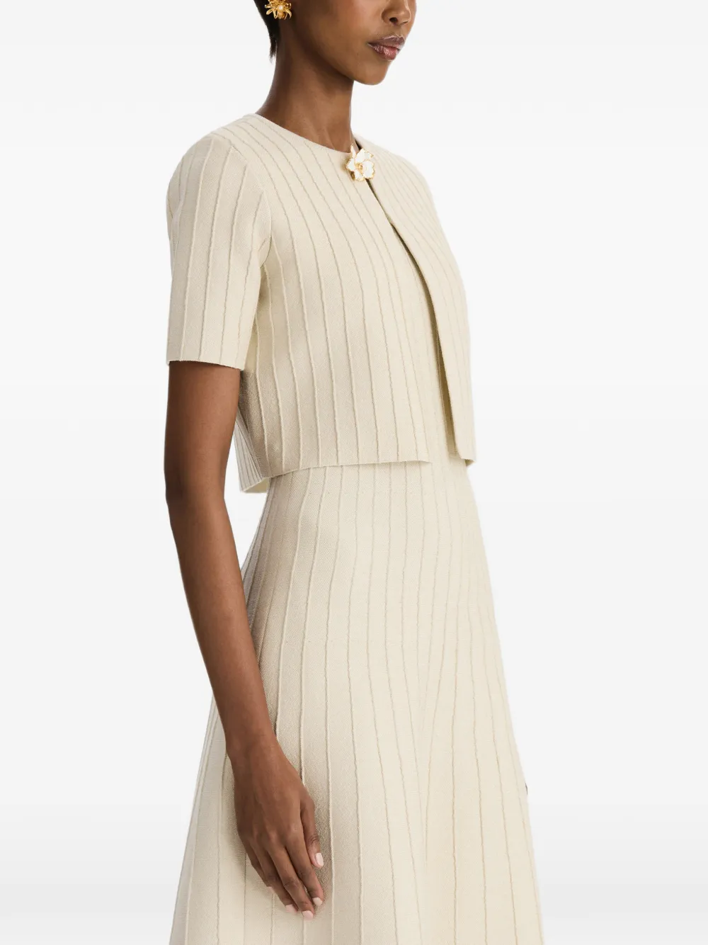 Oscar de la Renta Ottoman Floral-embellished Short-sleeved Cropped Cardigan in Neutrals, view 4