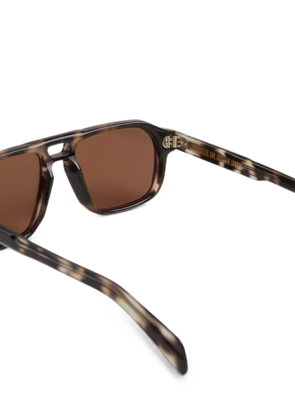 Cutler & Gross Zonnebril met piloten montuur en schildpadschild design Bruin