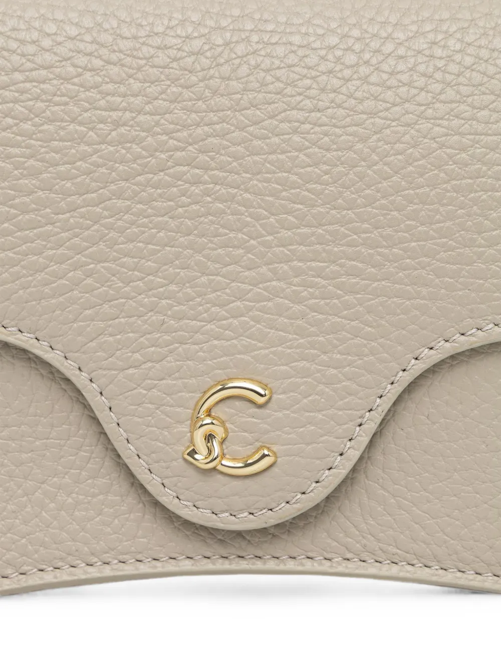 Coccinelle C-Me mini-schoudertas van bewerkt leer met logoplakkaat Beige