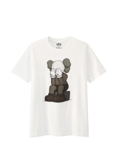 KAWS  playera Passing Through en colaboración con Uniqlo
