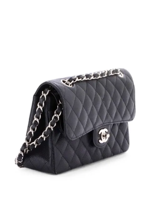 CHANEL Pre-Owned bolso de hombro Clásico de cuero caviar con diseño acolchado y solapa doble