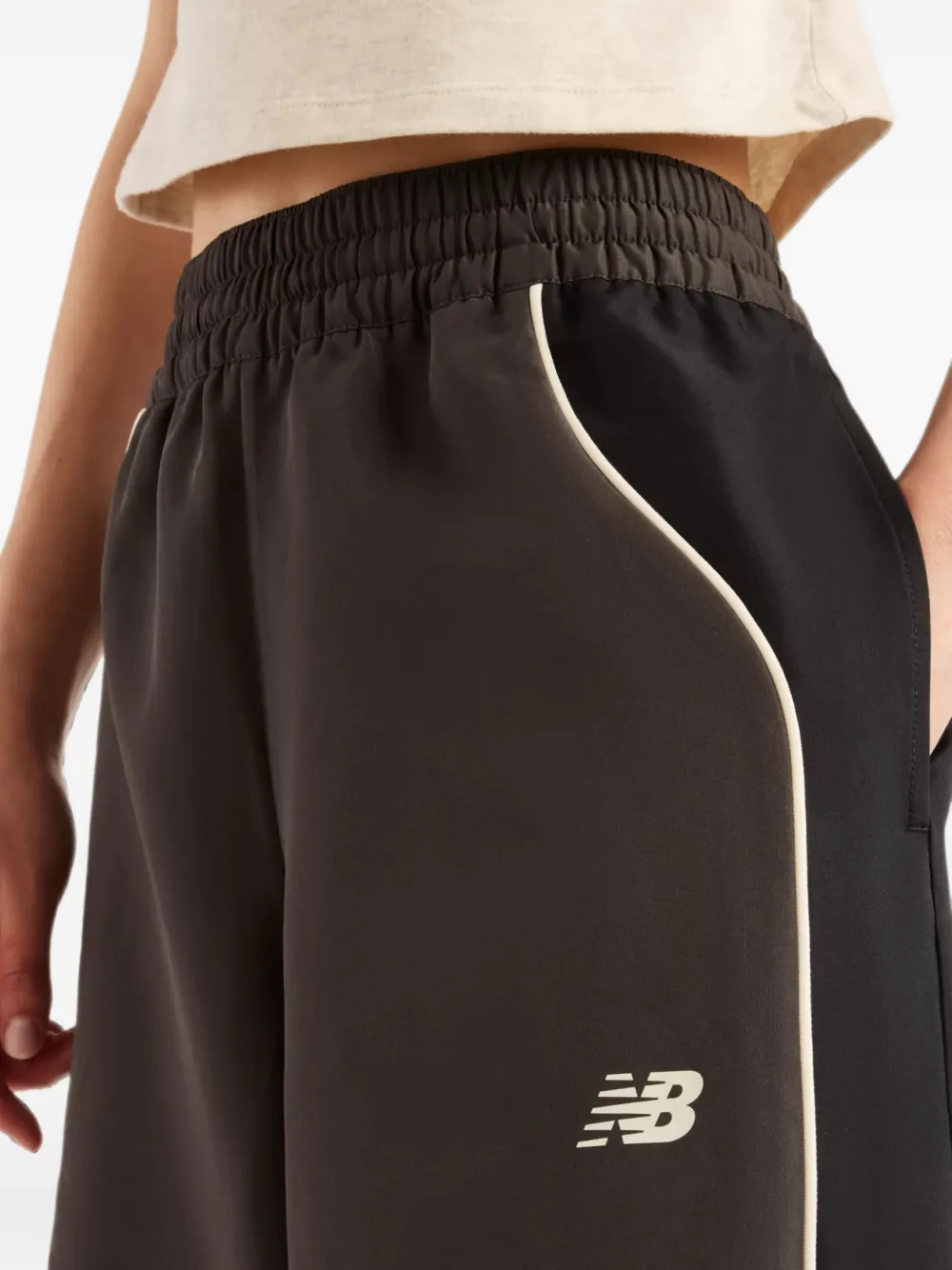 New Balance Trackside woven pants Grijs