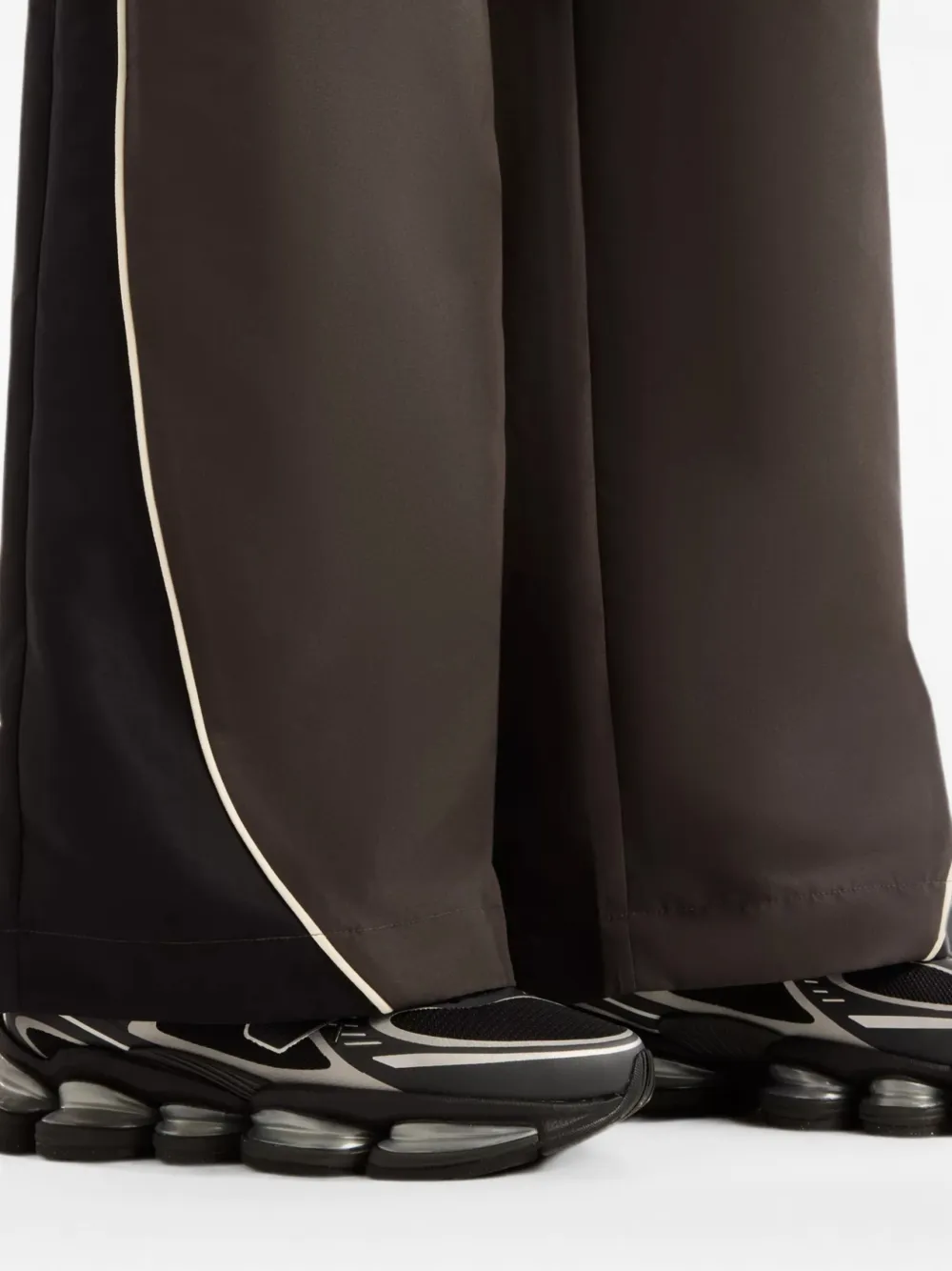 New Balance Trackside woven pants Grijs