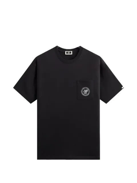KITH camiseta con bolsillo y distintivo de KITH x New Balance
