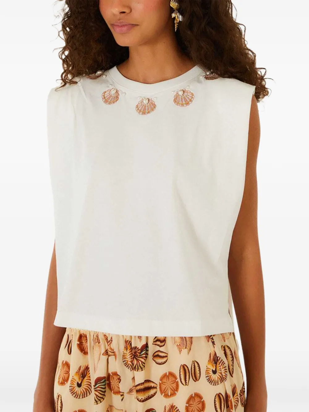 FARM Rio off-white seashell embroidery padded shoulders T-shirt - Bianco
