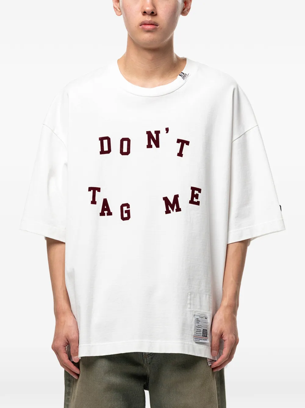 Maison MIHARA YASUHIRO Don't Tag Me T-shirt met flocky-print Wit