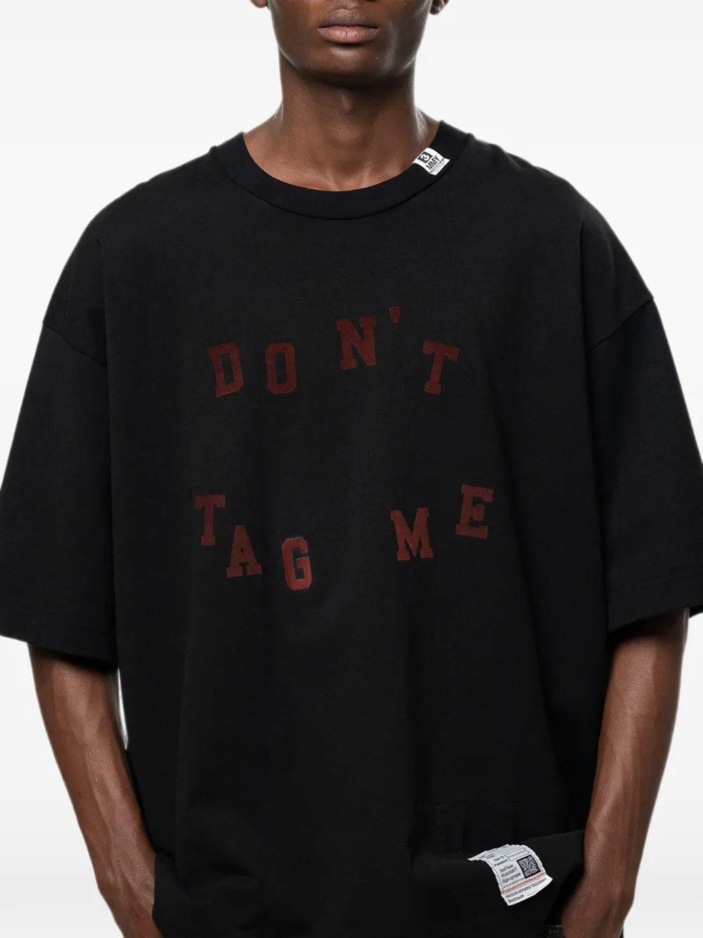 Maison MIHARA YASUHIRO Don't Tag Me T-shirt met flocky-print Zwart