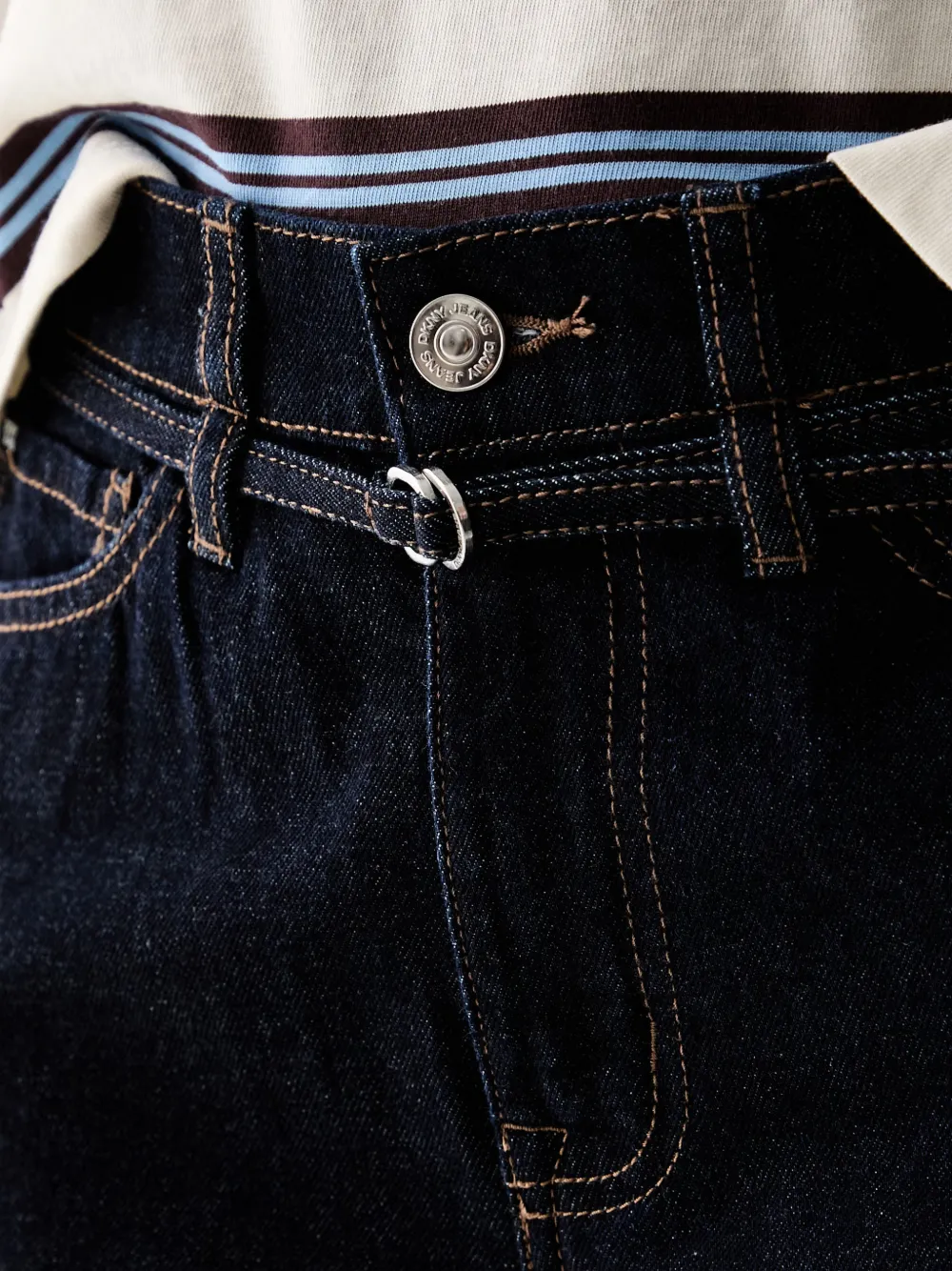 DKNY buckle-detail tapered-leg jeans Blauw