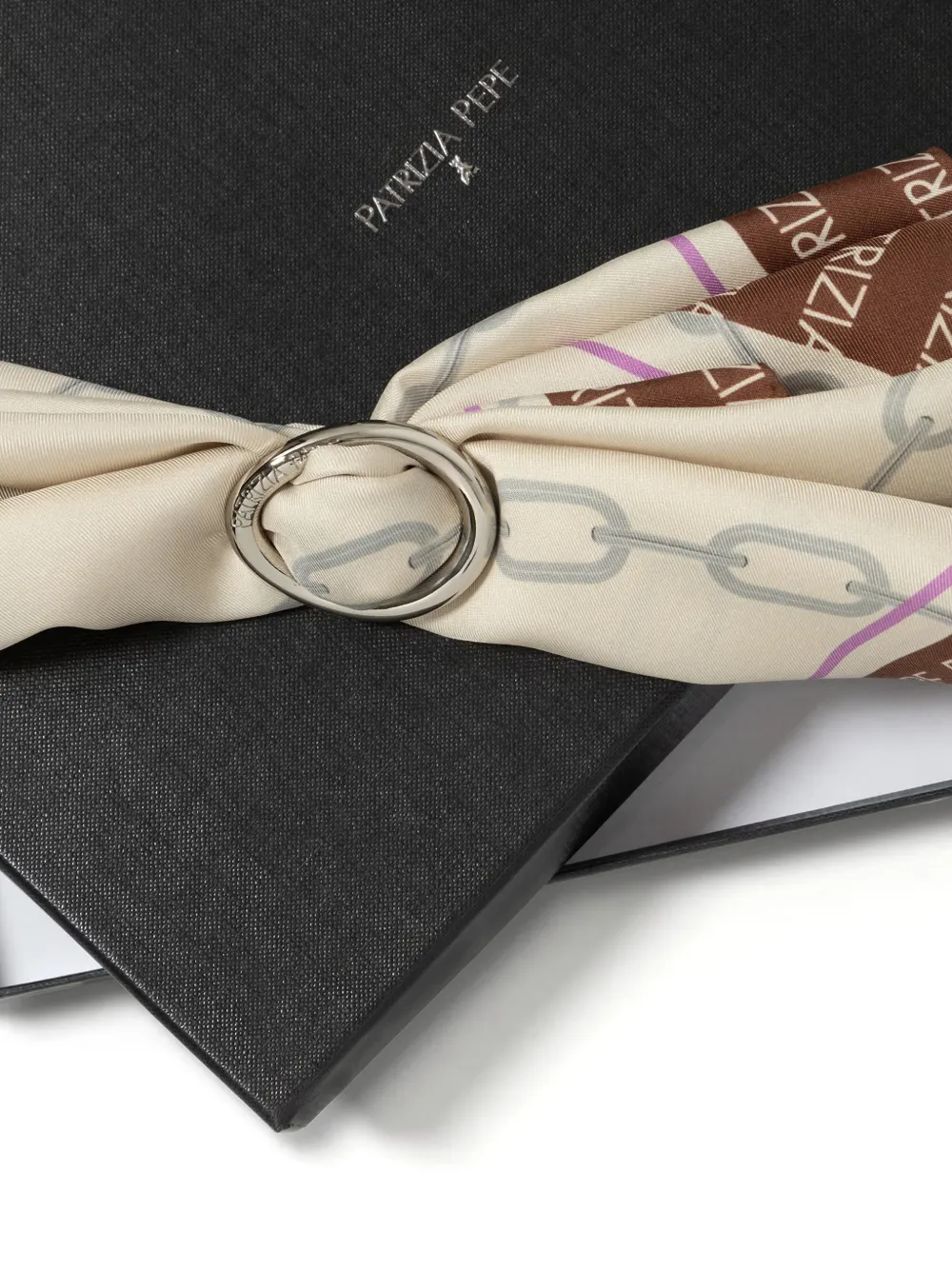 Patrizia Pepe Sjaal met kettingprint en logo Beige
