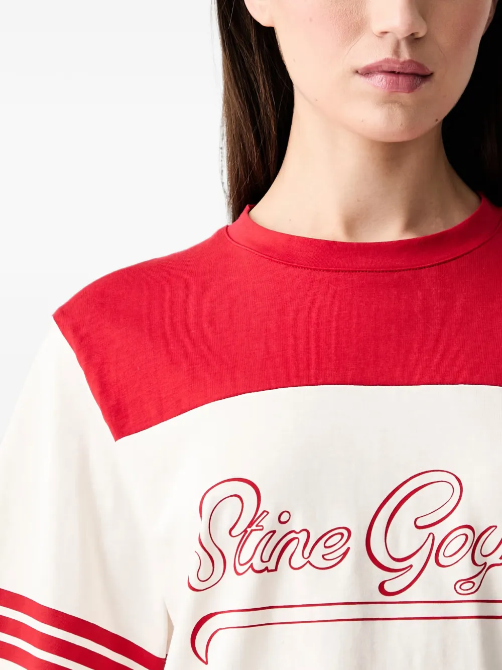 Stine Goya T-shirt met gestreepte mouwen en logoprint Beige