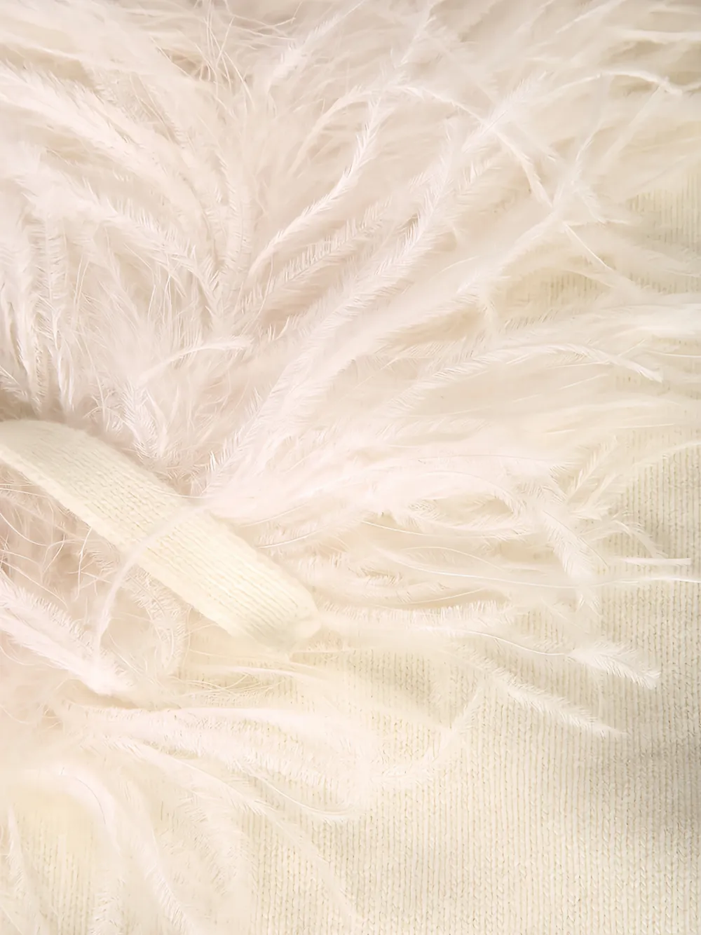 P.A.R.O.S.H. Lestat gebreide bivakmuts met afwerking van veren Beige