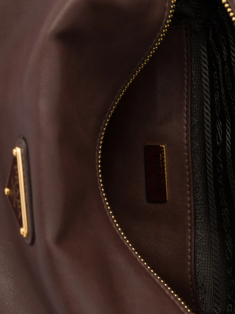 Prada Kalfsleren schoudertas met logoplakkaat Bruin