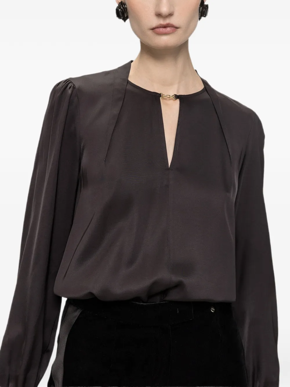 NISSA Satijnen viscose top met V-hals Zwart