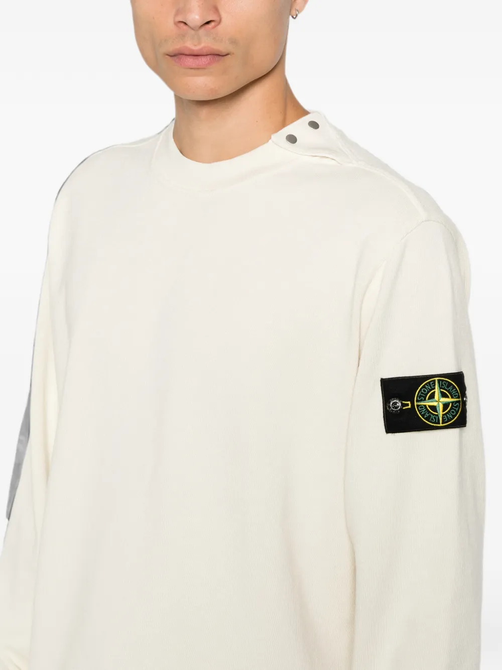 Stone Island Trui met knoop op de schouder en logo-patch Beige