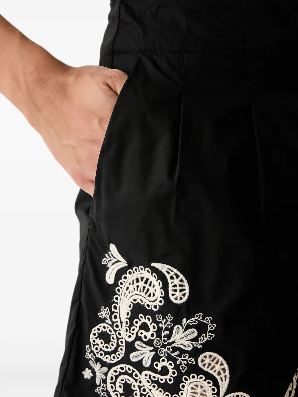 Morgan Geplooide shorts met borduurwerk Zwart
