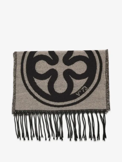 V°73 mascada con logo estampado y bordes deshilachados