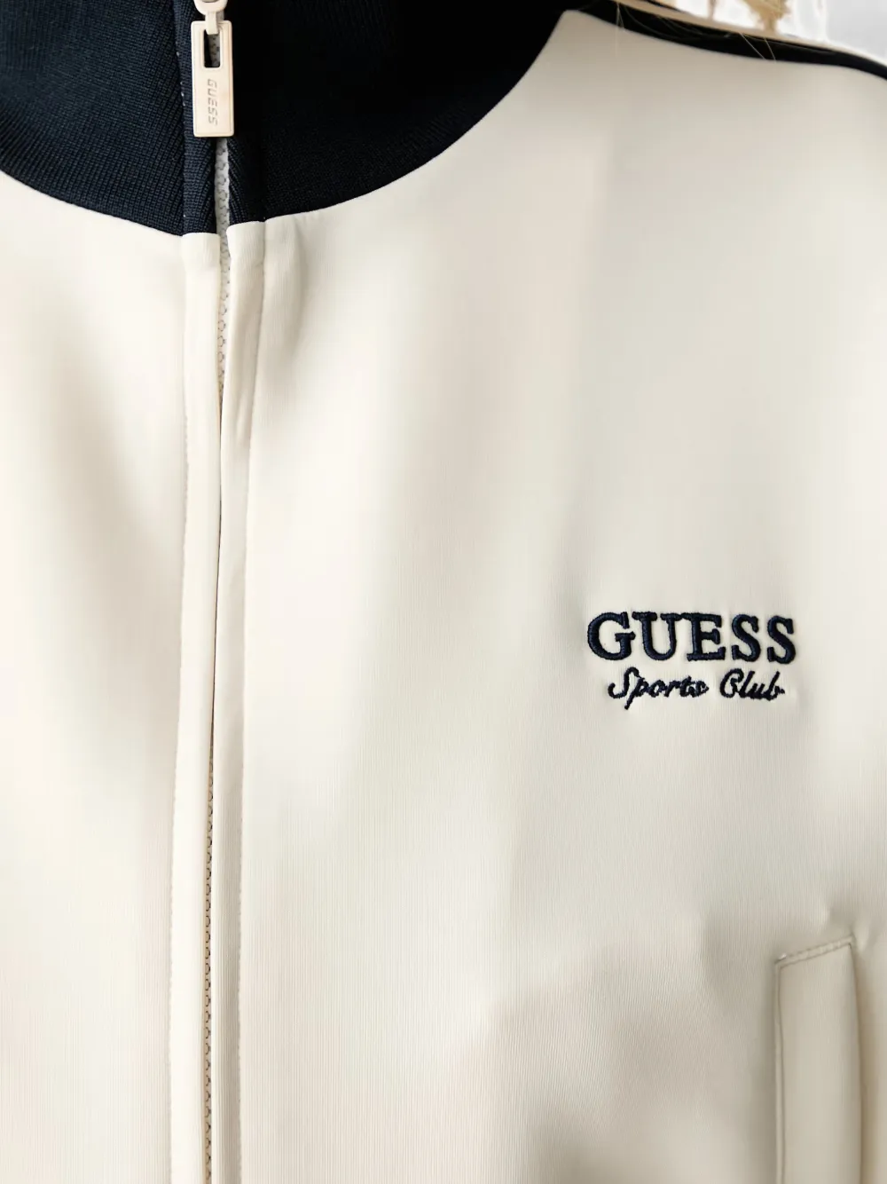 GUESS USA Jack met geborduurd logo en rits Beige