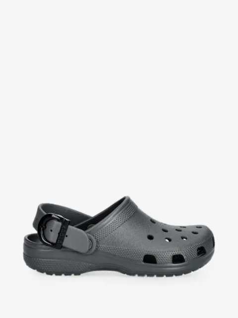 Crocs mules con perforaciones y correa con hebilla