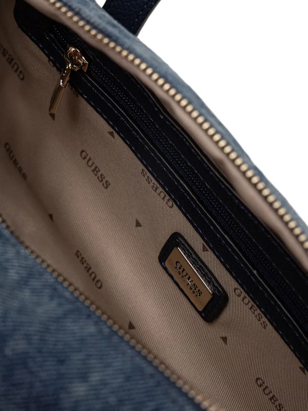 GUESS USA Shopper met beer-bedel en logo-plakkaat Blauw
