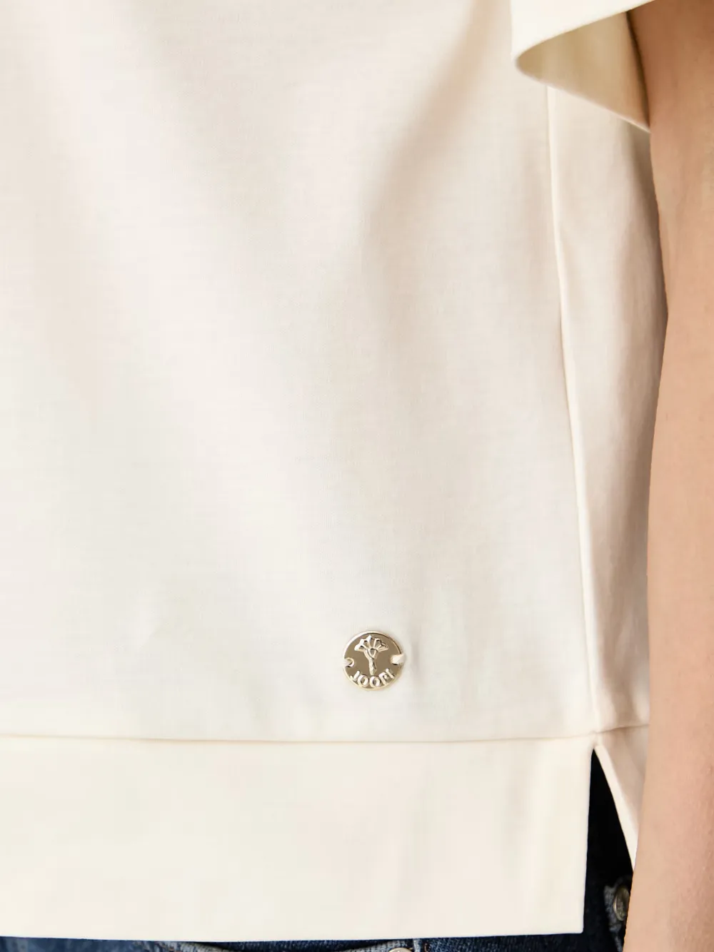 Joop! T-shirt met zijsplit en logoplakkaat Beige