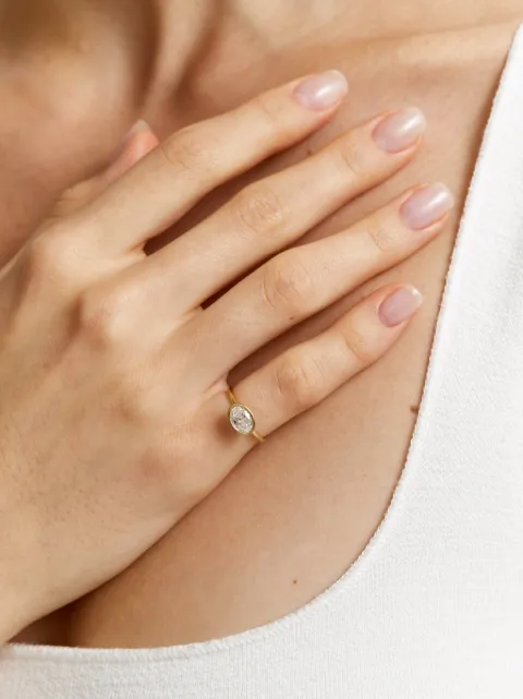 SOLO for diamonds anillo con detalle de diamante de corte ovalado en colaboración con Natalia Gotsii