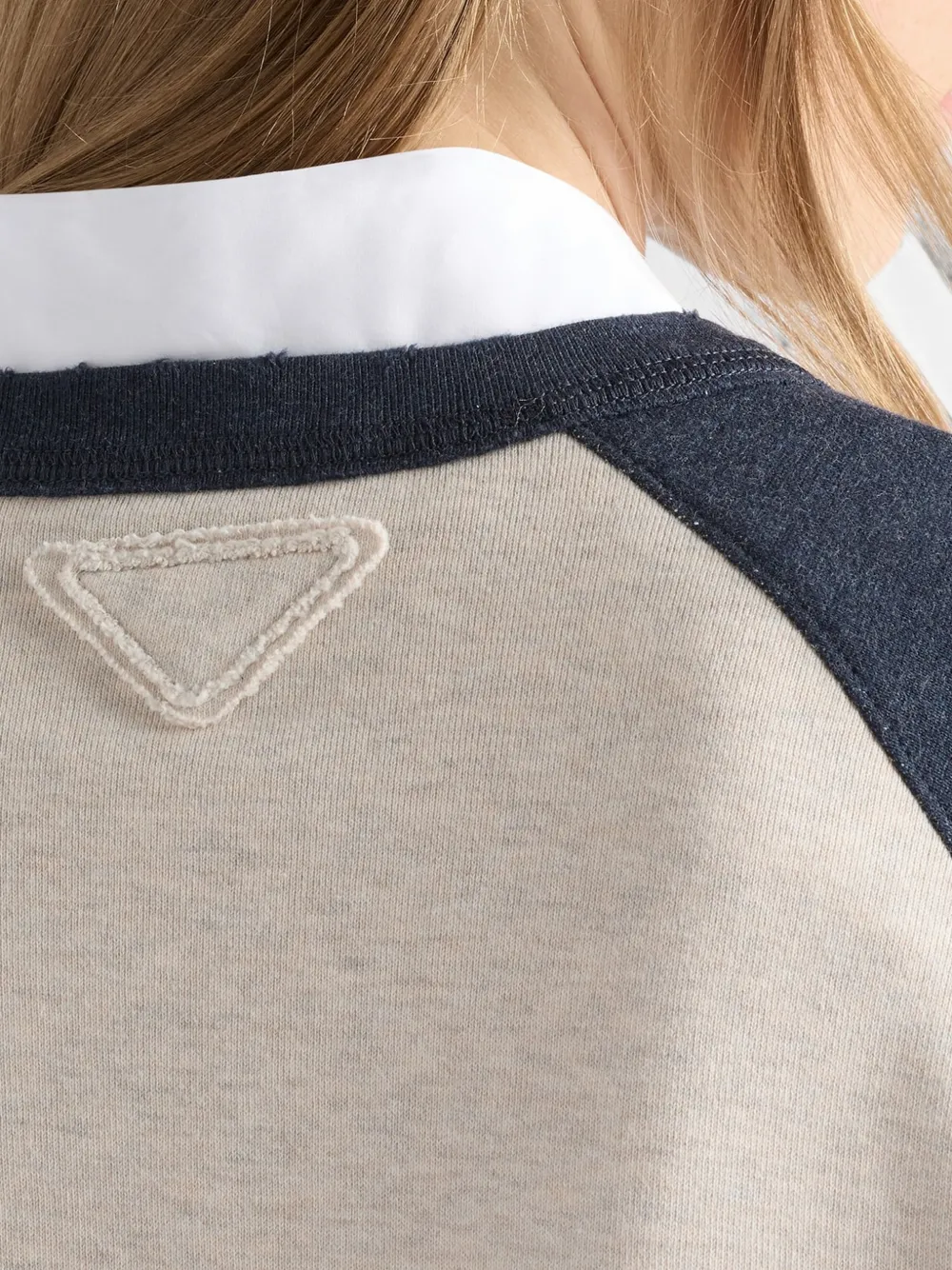Prada Sweater met logoprint en raglan mouwen Beige
