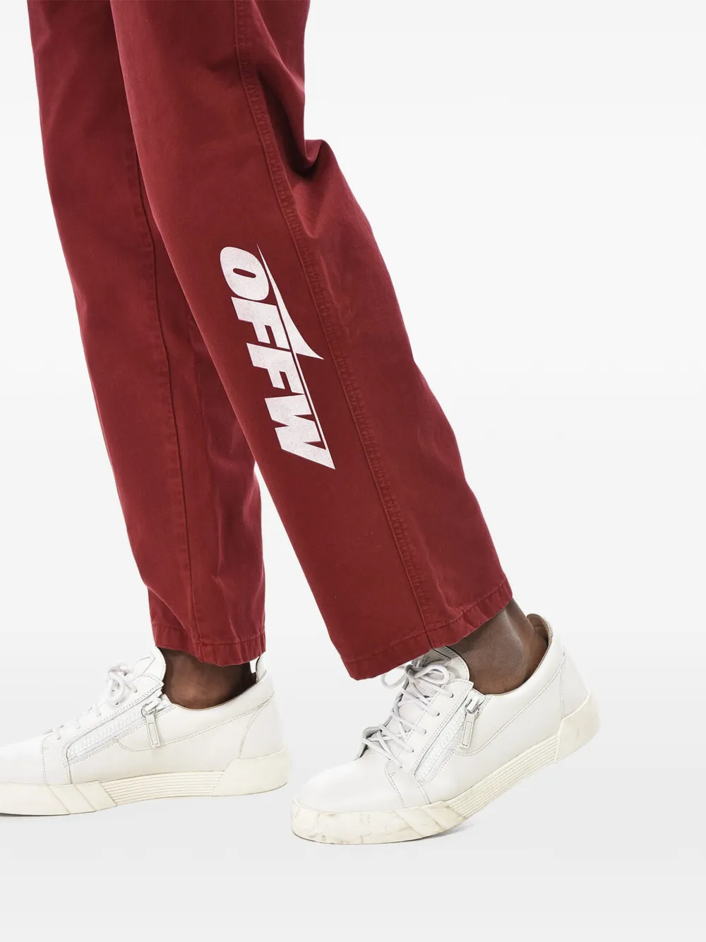 Off-White belted logo-print trousers Rood
