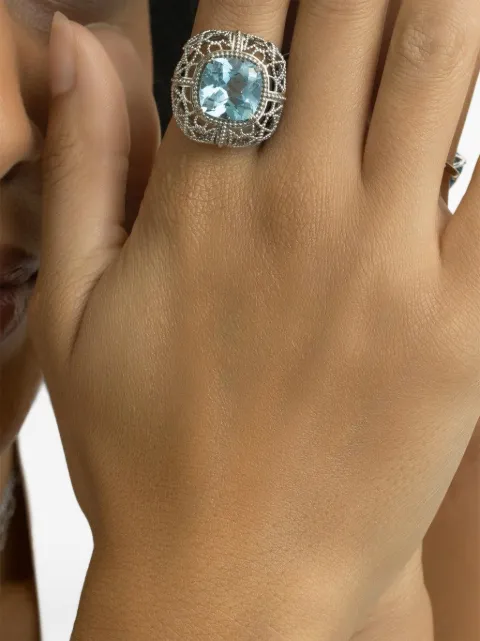 Lisa Nik anillo texturizado con topacio azul