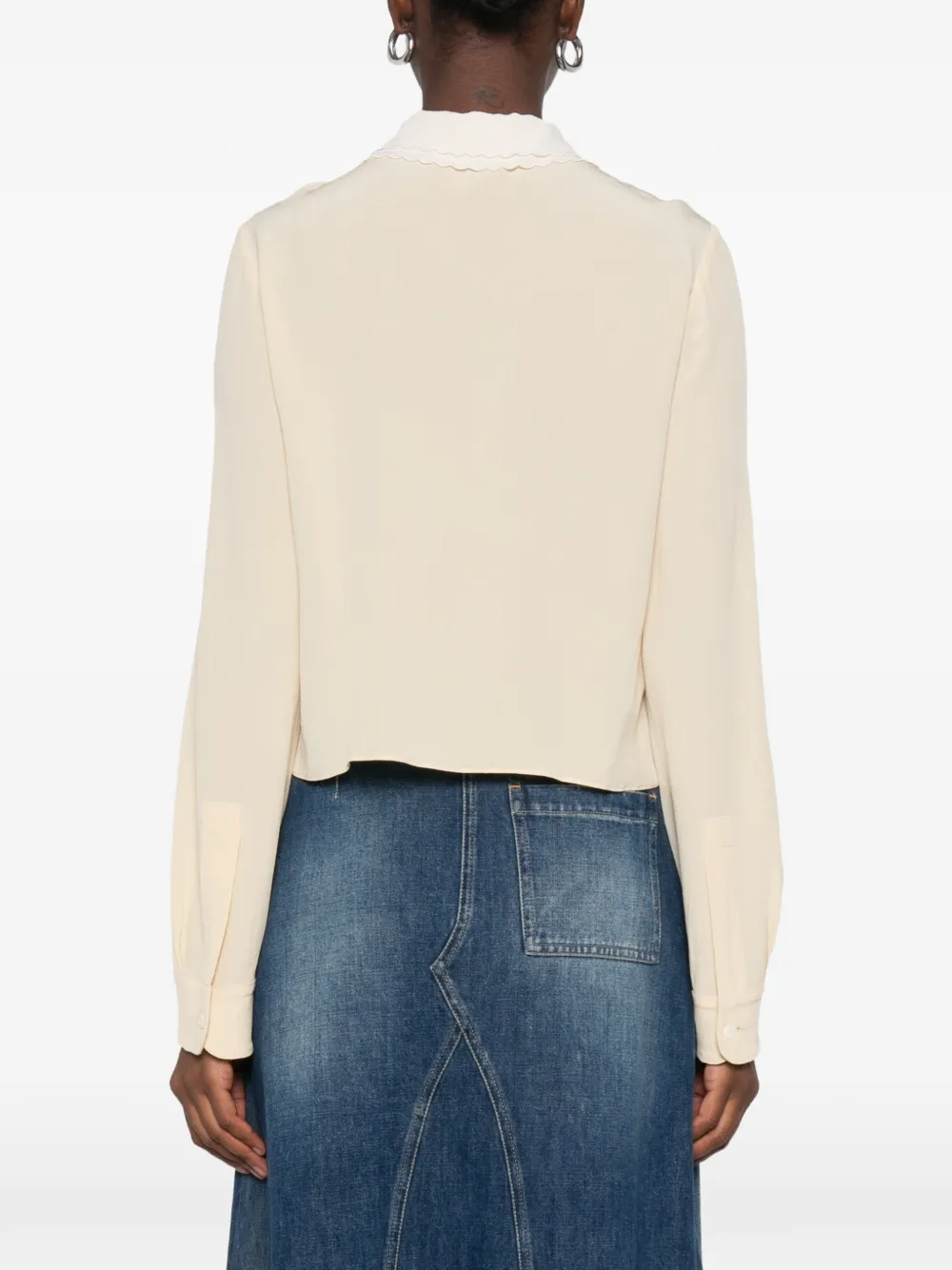 Miu Blouse met gewelfde kraag en logo-patch Beige