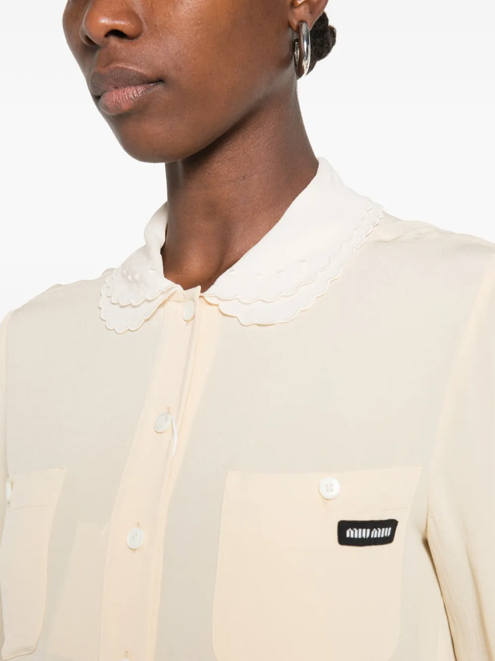 Miu Blouse met gewelfde kraag en logo-patch Beige