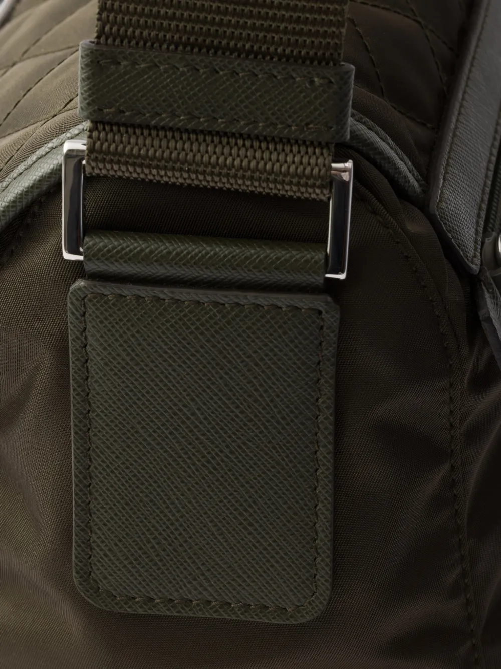 Prada Grote Re-Nylon gewatteerde schoudertas met Saffiano afwerking Groen