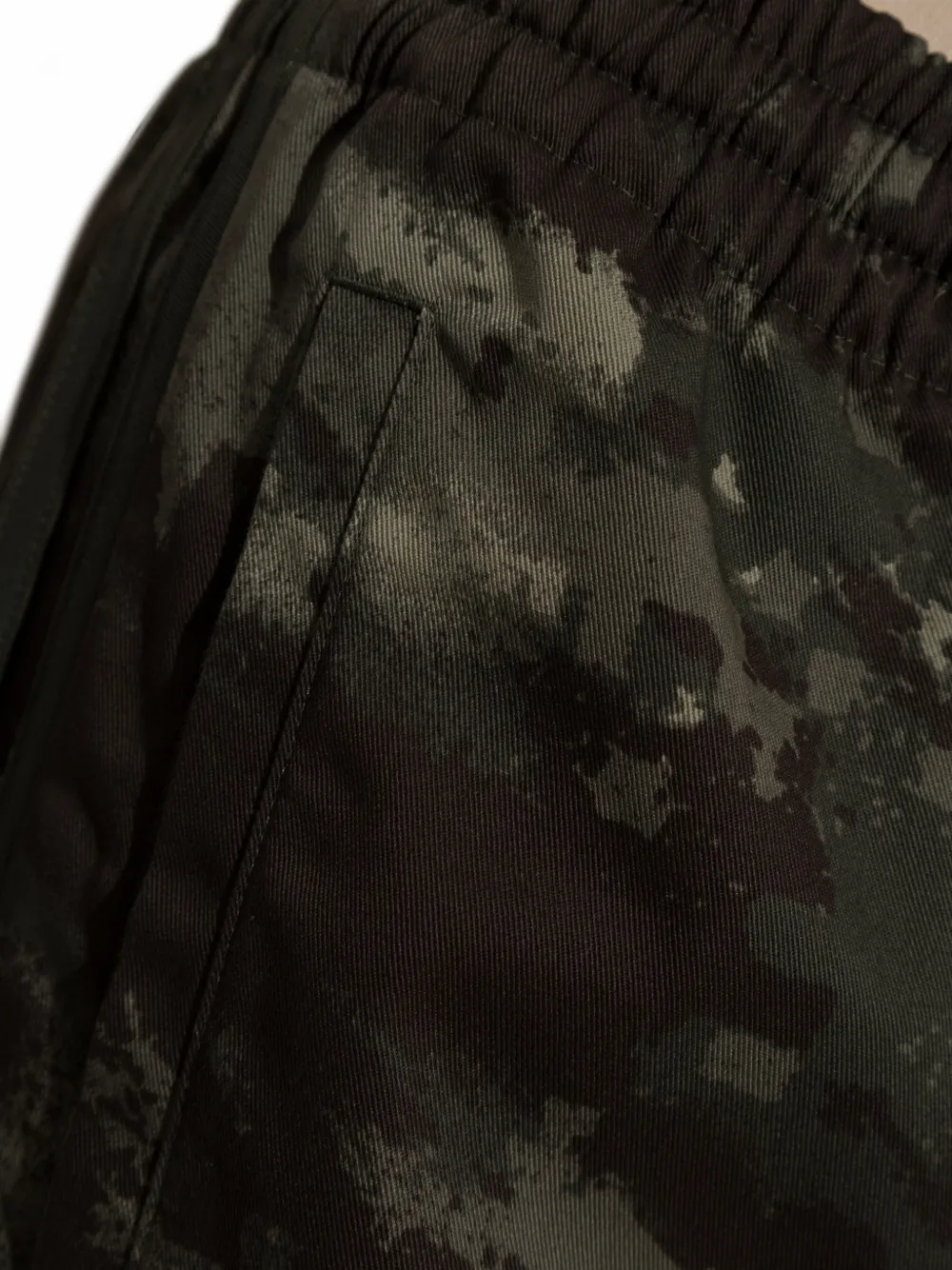 adidas camouflage-print logo-embroidered shorts Groen